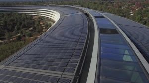 Apple Campus ricoperto di pannelli solari che forniscono energia pulita